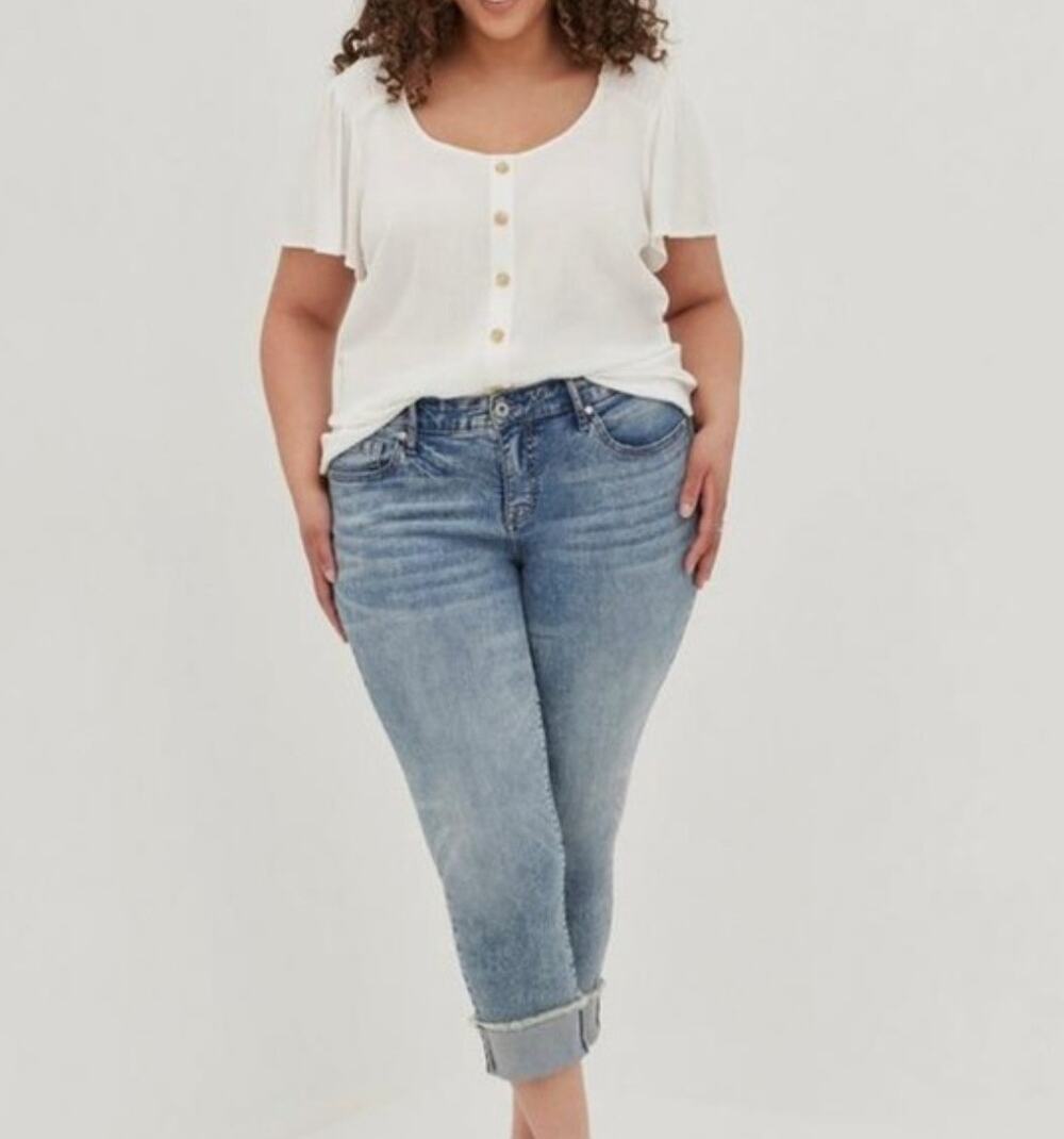 Torrid NWT Women's White Rayon Slub Button-Front Flutter Sleeve Top. Size 4